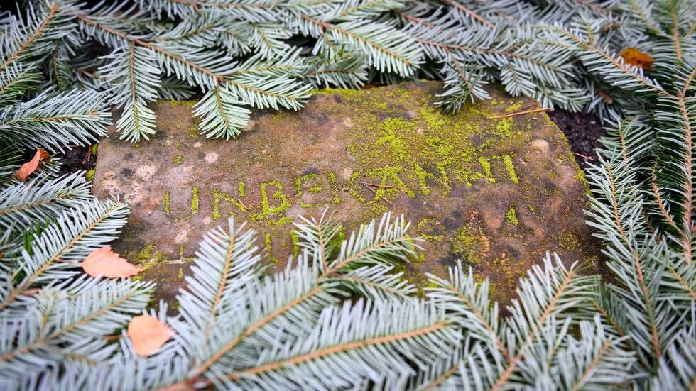 «Неизвестный» написано на надгробной плите на советском военном кладбище на кладбище Ольсдорф. © Йонас Вальцберг/dpa/Фото из архива