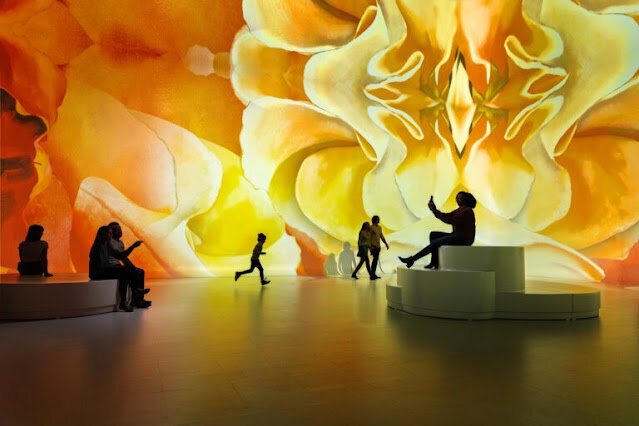 


Ощущение грохота стада слонов, звук оживающей картины Джорджии О'Кифф.… аромат луны? Может показаться серией грез наяву, но каждая фантазия в Illuminarium - реальность.

Illuminarium Experiences находится в Атланте. И сегодня представляет масштабные развлекательные программы в перепрограммируемых иммерсивных театрах, называемых “зрелищами”, которые позволяют выводить гостей далеко за пределы их физического пространства.

Совладельцы Алан Гринберг и Брайан Аллен создали пространство, где гости могут прогуляться по Луне, отправиться на сафари или даже погрузиться в сцены "Алисы в стране чудес". Ночью пространство превращается в полноценный бар, предлагающий вкусные небольшие закуски в постоянно меняющейся, волшебно захватывающей обстановке, начиная от ночных рынков Токио и заканчивая оживленным подводным рифом и хрустальной пещерой.

“Иллюминариум - это место, которое может привести вас куда угодно”, - говорит Гринберг. “Мы создаем впечатления, от которых у вас захватывает дух”.


САМЫЕ СОВРЕМЕННЫЕ КОМПОНЕНТЫ

Создание иммерсивной обстановки, которая обеспечивает гостям безупречную атмосферу и путешествие, - это немалый подвиг. Illuminarium сотрудничает с ведущими технологическими компаниями со всего мира, чтобы внедрить превосходные элементы погружения, которые воздействуют на гостей всеми органами чувств, включая обоняние.

“Технология, которая использовалась при их создании, просто потрясающая. Для каждого спектакля требовалась специальная команда экспертов, и сказать, что это высокотехнологично, было бы преуменьшением”.