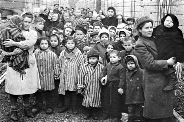 «Отбракованных» детей отправляли на тяжёлые работы либо на медицинские эксперименты СС в Освенцим и Бухенвальд. Советские врачи и представители Красного креста среди узников Освенцима в первые часы после освобождения лагеря.