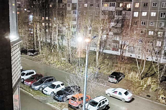    Специалисты долго колдовали над фонарём, но чуда не произошло – жители по-прежнему страдают от яркого ночного света. Фото:  АиФ/ Софья Штин
