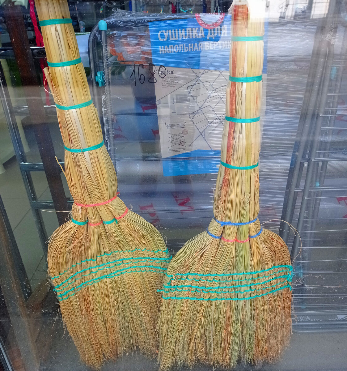 Веники на витрине хозяйственного магазина