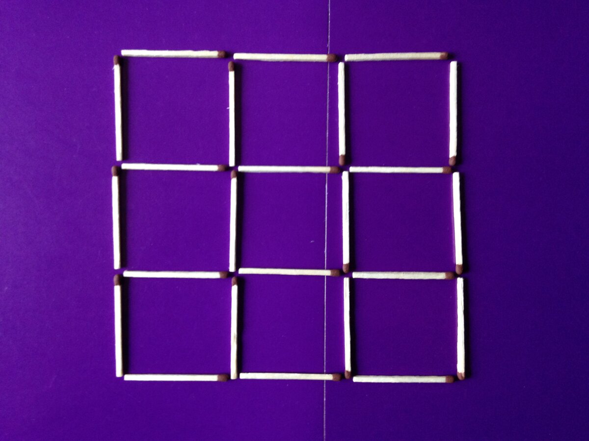 восемь бумажных квадратов 2х2 последовательно выкладывали на стол