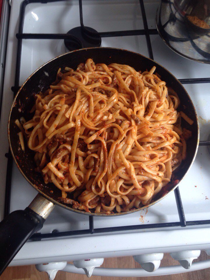 Паста с мясом на сковороде. Спагетти на сковороде. Жареные спагетти на сковороде. Макароны в сковородке. Спагетти с мясом на сковородке.