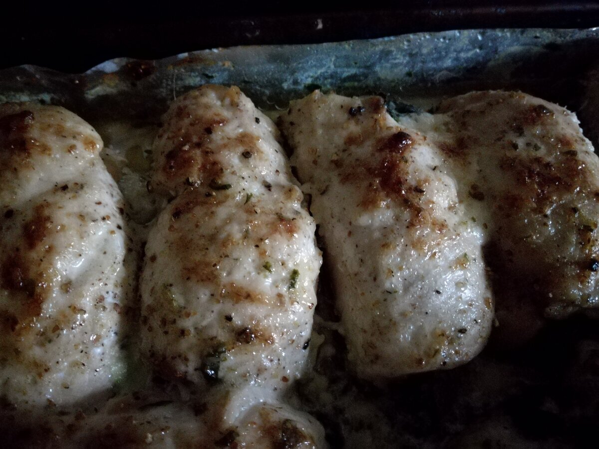 Куриное мясо - это универсальный ингредиент для приготовления всевозможных рулетиков.  Вы не знаете как приготовить куриные рулетики? Я научу вас, как это сделать.