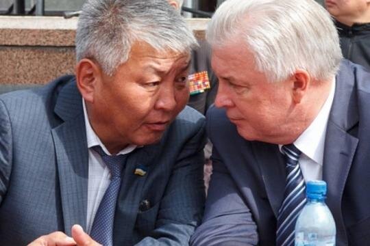 
С бывшим главой Бурятии, малопопулярным Вячеславом Наговицыным, спикер Цырен-Даши Доржиев отлично спелся. Наговицын заявлял, что Доржиеву `равных нет`. Ну что ж, по превращению Хурал в затратную боевую силу для войны с правительством - уж точно.