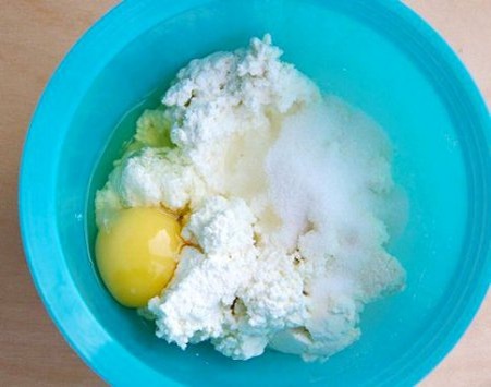 Шаг 1 Протираем творог через сито, добавляем яйцо, сахар и ванилин. Хорошо перемешиваем.