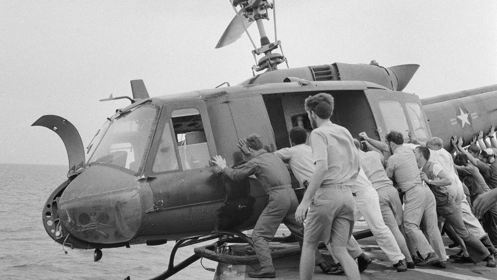 Команда USS Kirk сталкивает UH-1 Huey за борт