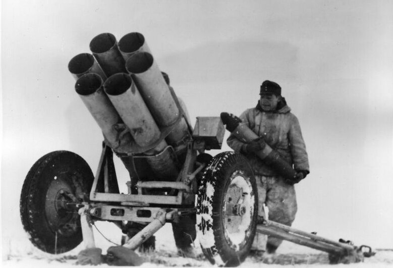 Немецкий солдат заряжает «Nebelwerfer»