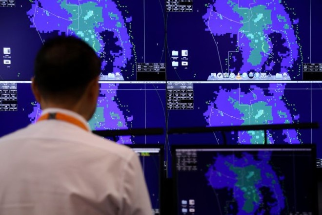 Ужасно, но на самом деле решение проблемы полностью завязано лишь на экономических причинах. Проще говоря, авиакомпании могли бы прямо сейчас начать переоборудование своих самолетов, вот только такая технологическая система будет стоить примерно миллиард долларов. 