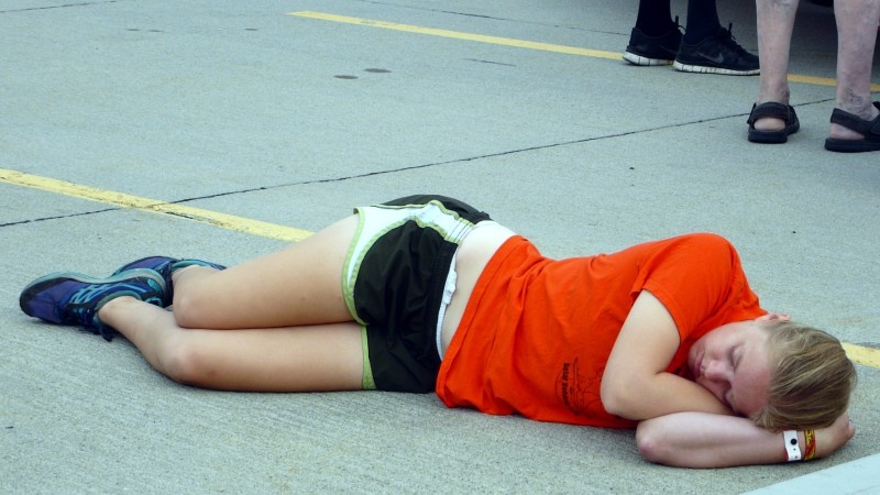 Иногда сложно сказать, достиг ли человек своего предела или готов ставить новые рекорды. Может, ему нужно отдохнуть лишь пару дней — и всё снова будет в порядке. К сожалению, определить это сложно. Какой-то особый метод «вычисления» своего состояния может подсказать тренер, да и то не всегда.В любом случае, у перетренировки есть пара основных причин: человек или слишком часто делает одно и то же упражнение, или занимается спортом так интенсивно, что времени на отдых почти нет. Поэтому новичкам в спорте точно не следует сразу пытаться стать профессионалами. Иначе если не травмы, то другие проблемы точно могут возникнуть.