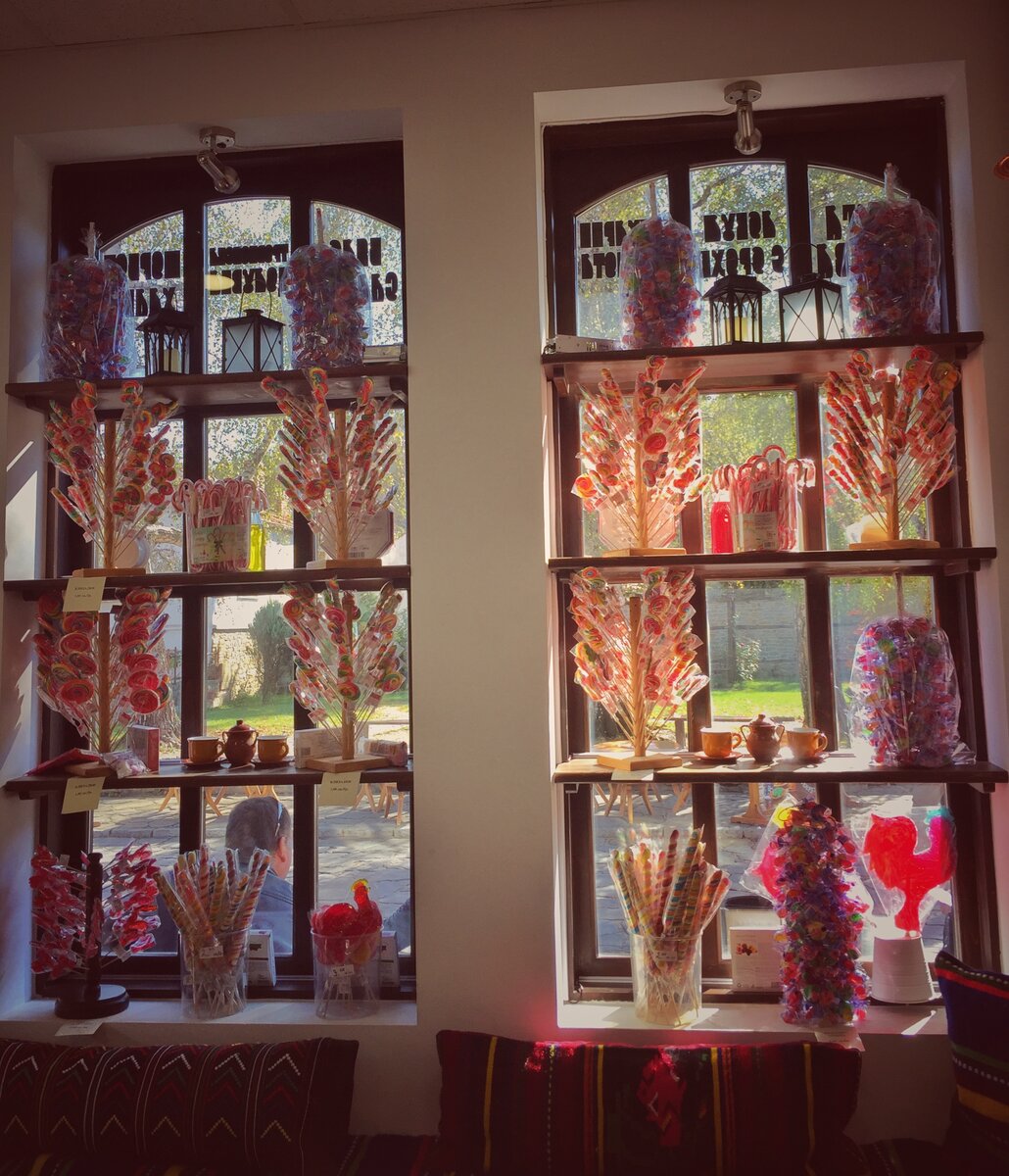 Леденцы на палочке любят не только в России