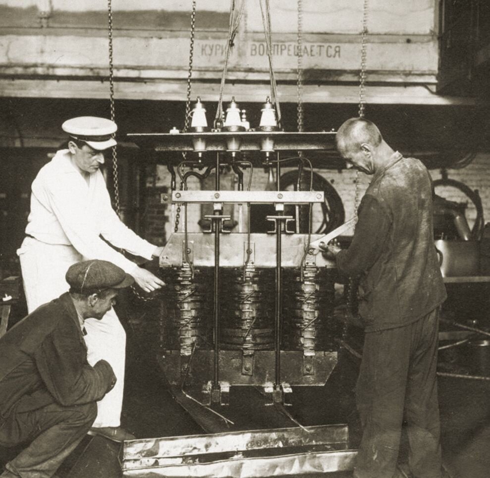  	
1914 год. Электростанцию «Электропередача» (ГРЭС-3) 
соединили параллельно станции на Раушской набережной (ГЭС-1).