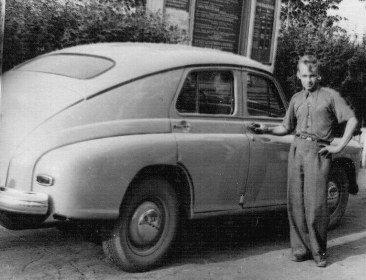 Шикарный для своих лет автомобиль. Вероятно, подарок от папы.
