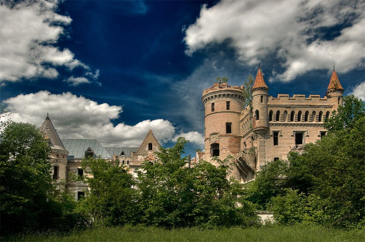 Готический замок Храповицкого