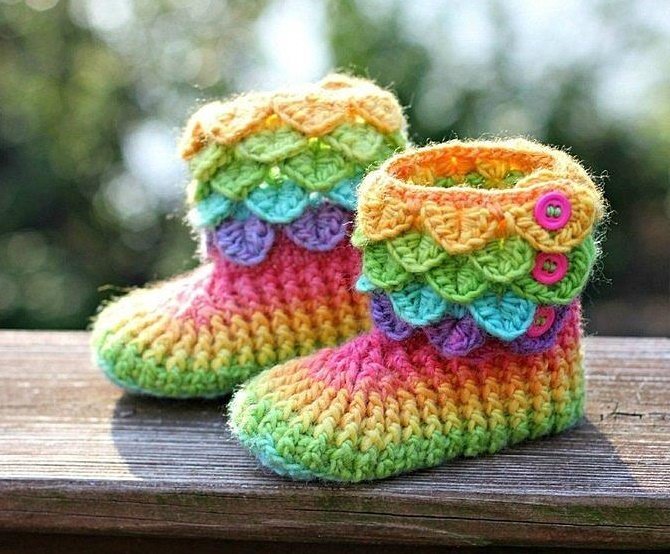 Очень хорошо выглядят пинетки, вязанные крючком, с использованием нескольких видов ниток. 