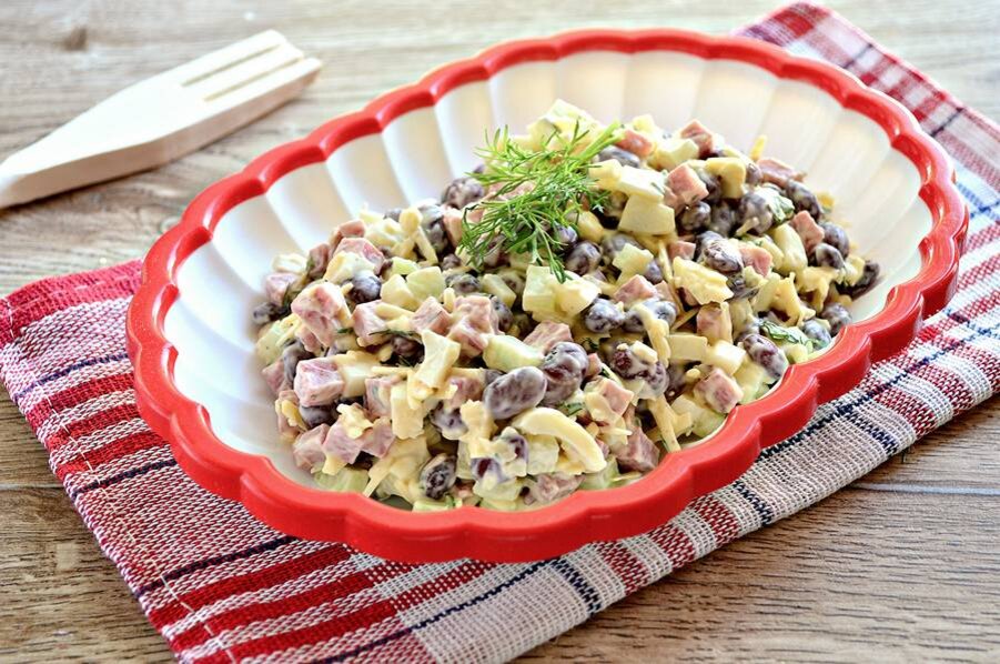 Салат с курой и фасолью. Салат Цада с красной фасолью. Салат с фасолью и сыром. Салат с фасолью и курицей. Салат с курицей, фасолью и сыром.