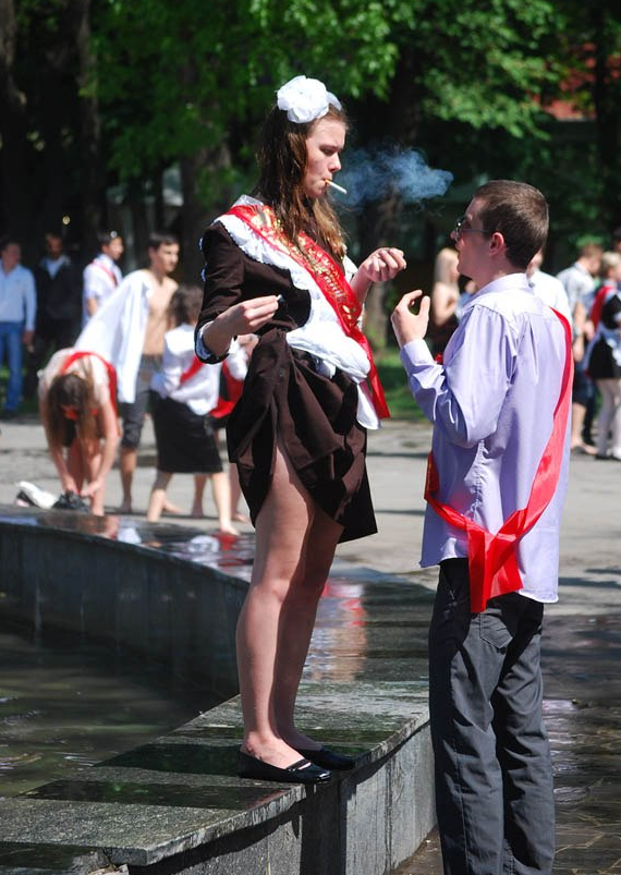 Школьники и школьницы выпускной. Образ на последний звонок. Старшеклассницы. Снять выпускницу. Девушки на выпускном.