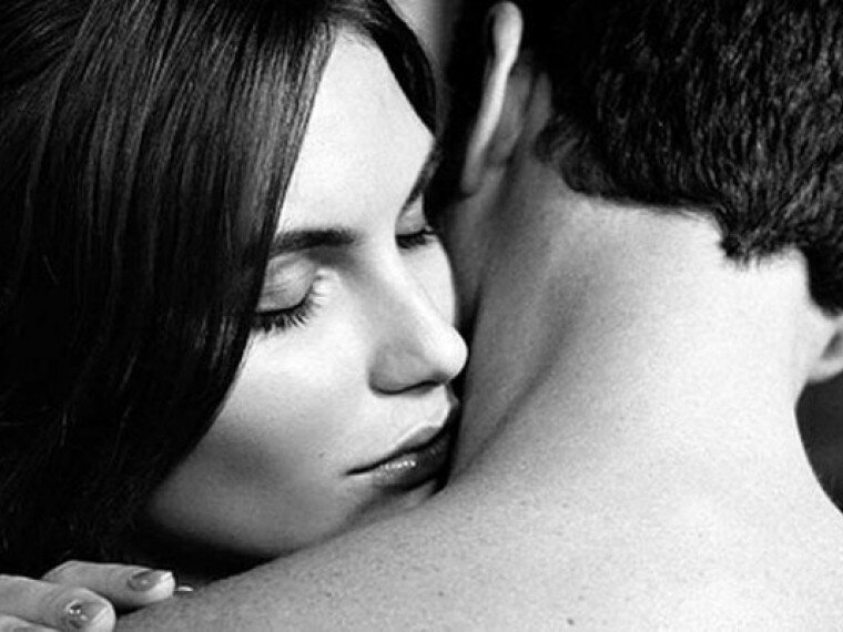 Запах мужчины для женщин. Запахи которые возбуждают женщин. Мужчина вдыхает аромат. Ласки для мужчин. Запах возбужденной девушки.