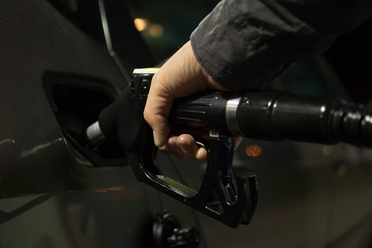     Здравствуйте! По всей стране повысились цены на топливо. Автолюбители в панике из-за стремящихся вверх ценников на заправках.