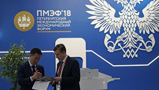 © РИА Новости / Максим БлиновПерейти в фотобанкВ порту Усть-Луга в Ленинградской области появятся новые терминалыАлександр Дрозденко принял активное участие в деловой повестке ПМЭФ. По подсчетам автоматического шагомера, за два дня форума губернатор проделал 25 тысяч шагов. Если поделить эту цифру на итоговую сумму соглашений, окажется, что каждый шаг губернатора принес области два миллиона рублей.