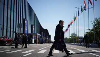 © РИА Новости / Максим БлиновПерейти в фотобанкЛенобласть договорилась о сотрудничестве с Карелией в сфере водного туризмаПо словам Александра Дрозденко, в строительство терминалов будет инвестировано не менее 10 миллиардов рублей. Новые сооружения будут обслуживать до 1 тысячи портовиков.