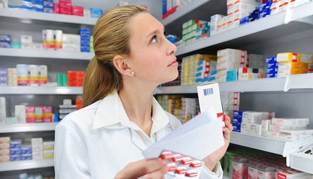 При поражении органов дыхания патогенными и иными агентами последние активно вырабатывать мокроту. Это приводит к тому, что человек начинает активно кашлять.
Симптом также возникает, когда объем слизи в органах дыхания сокращается. В этом случае пациент откашливается из-за раздражения слизистой бронхиальных путей.

Медикаментозные средства оказывают разное воздействие. Эффект зависит от списка лекарственных веществ. Таблетки от сухого кашля подавляют рефлекторный ответ организма. Благодаря этому снижается нагрузка на органы дыхания. Если у взрослого мокрый кашель, пациенту необходимо принимать средства, удаляющие слизь.
Нужно учитывать, что по мере прогрессирования патологии сухой кашель становится влажным. Когда это произойдет, необходимо скорректировать схему лечения и использовать другие таблетки, действие которых способствует выведению мокроты.