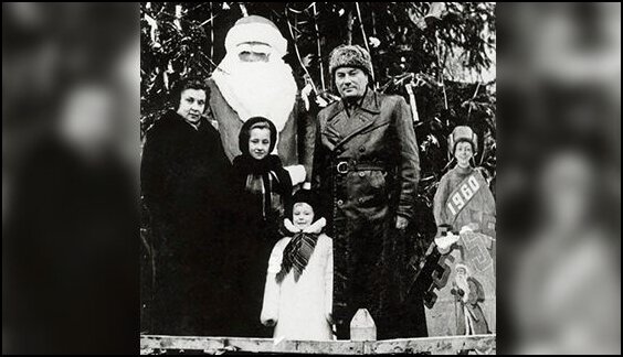 Лариса (в белой шубке) с семьей