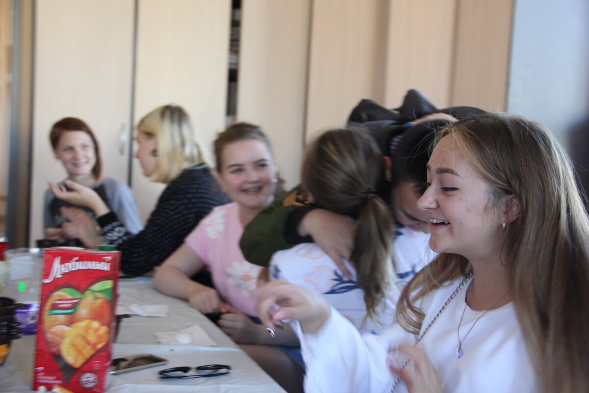 На фото ученики и выпускники Школы Дизайна  "Мальчик.ru" на традиционной летней встрече