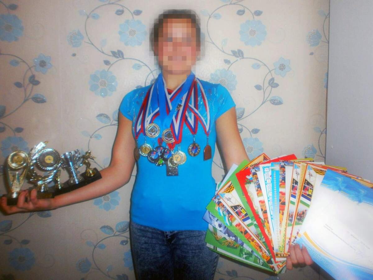 В Башкирии в результате несчастного случая умерла 16-летняя выпускница Алия (имя изменено, - прим. ред.). Как стало известно ProUfu.ru, в минувший вторник в Буздякском районе на девушку упал рулон сена. В результате она получила многочисленные травмы, от которых скончалась до приезда скорой помощи.

Девушка только что закончила школу с красным дипломом. Активно участвовала в школьной жизни, принимала участие во всевозможных олимпиадах, имела множество дипломов и наград, и большие планы на жизнь. Родные и близкие выражают скорбь от своей утраты на личной странице Алии в соцсети.

Следственный комитет РФ по Башкирии сообщил, что по данному факту проводится проверка, по результатам которой будет принято процессуальное решение.