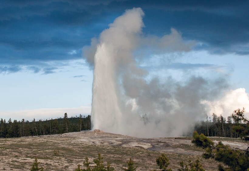  
Йеллоустоунский супервулкан за последние два миллиона лет пережил три крупных извержения, последнее из которых было 640 тысяч лет назад. Извержение Йеллоустоунского вулкана может привести к катастрофическим последствиям, которые могут коснуться всей планеты в целом. Сила извержение может быть такой, что пепел от него, поднявшись в небо, закроет доступ солнечным лучам, из-за чего начнется продолжительная общепланетная зима.
