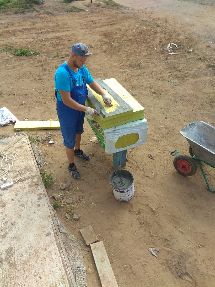 нанесение клея на поверхность плиты для лучшего сцепления