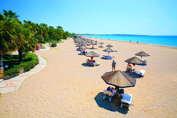 Один из роскошных пляжей курортного городка Сиде стал поистине золотым