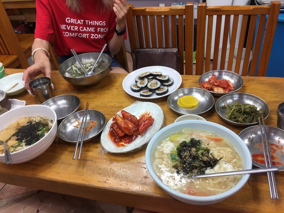 Лапша очень вкусная. Как видите, порции тут огромные. 
Здесь вы вверху видите кимпаб.
Закуски всегда подаются бесплатно!