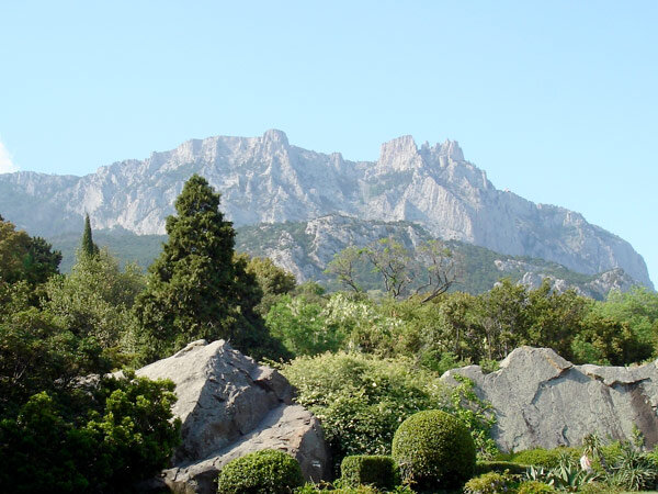 Вид на гору Ай-Петри из Алупки. Фото взято из сервиса Яндекс.Картинки