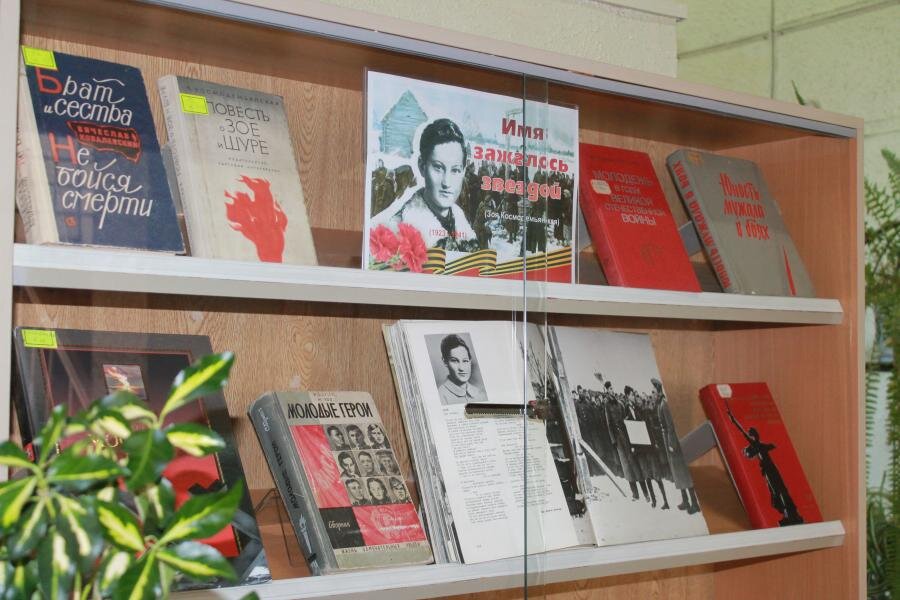 Одновременно две книжные выставки, которые уносят нас в те далёкие сороковые - роковые открылись в читальном зале Областной научной библиотеки им. Шолом-Алейхема до конца сентября 2018 г.