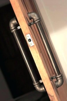 В  зависимости от модели, ручка-кнопка может быть специальным способом  защищенной от взлома (отсоединение одной половины невозможно без  демонтажа второй) или же иметь дополнительный элемент в виде  тяжеловесного кольца. Последнее выполняет функцию вызова.
