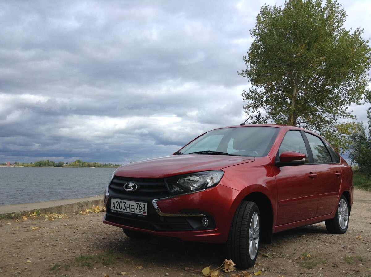 Lada Granta красная