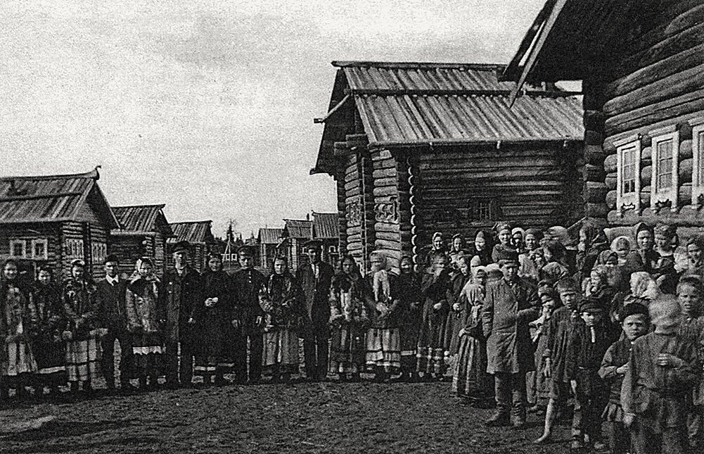Мезенские крестьяне в праздничных нарядах, Архангельская губерния.