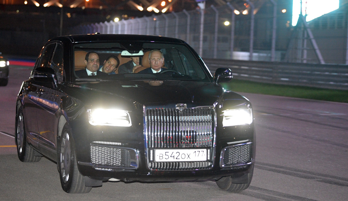 Путин показывает авто потенциальному покупателю