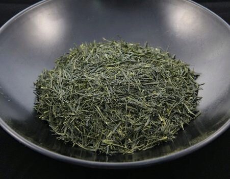 Гёкуро (Gyokuro), Сентя (Sencha), Бантя (Bancha) -
сорта японского зелёного чая. Отличаются сроками сборки и тем количеством солнечного света, что достаётся листьям. Во время роста кусты полностью закрывают от солнечных лучей, чтобы сохранить всю нежность молодых листочков. После сбора листы будущего чая скручивают и сушат. Процесс этот весьма деликатный, так как ни в коем случае нельзя повредить листы во время сушки, иначе они утратят часть своих полезных свойств.  Чай высшего сорта Гёкуро (Gyokuro) собирается во время первого этапа сбора урожая на специально затенённых участках. В это же время собирается сорт Сентя, или Сенча (Sencha). Отличие его в том, что листья специально не лишаются солнечного света. Сорт Бантя, или Банча (Bancha) представляет собой низший сорт зеленого чая, листья которого получены на поздних этапах уборки. 
