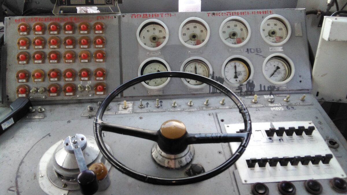 Эту я вчера выкладывал. Пульт и панель приборов локомотива ВЛ-85