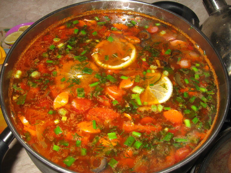 Солянка сборная мясная в кастрюле. Как приготовить солянку в кастрюле. Солянка в кастрюле. Солянка сборная в кастрюле. Солянка сборная мясная в кастрюле.