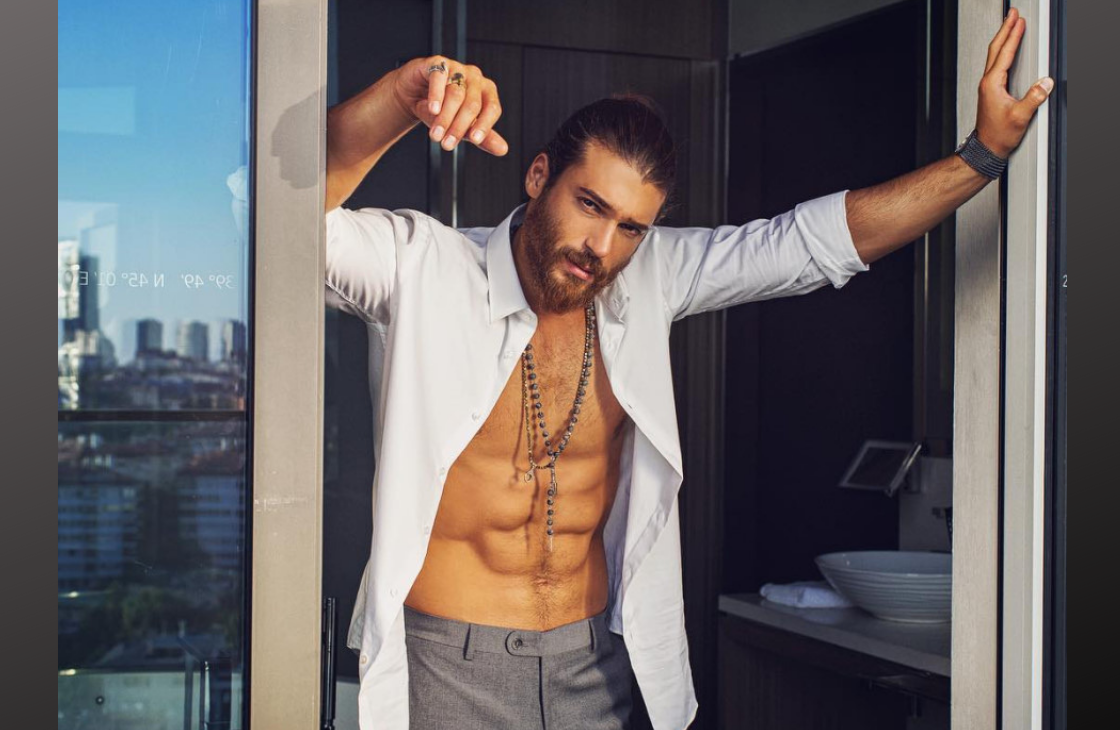 На фото Джан Яман, фотосессия 2018 года