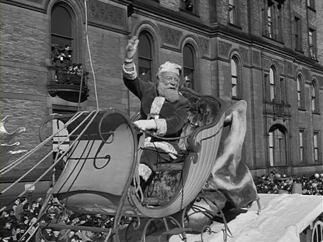 Крис Крингл берёт на себя обязанности Санта-Клауса на городском параде