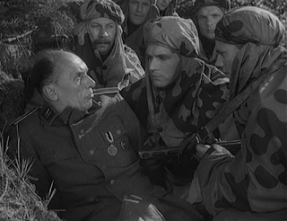 Кадр из фильма "Звезда" (1949 год). В центре - лейтенант Травкин (актер А.Вербицкий).