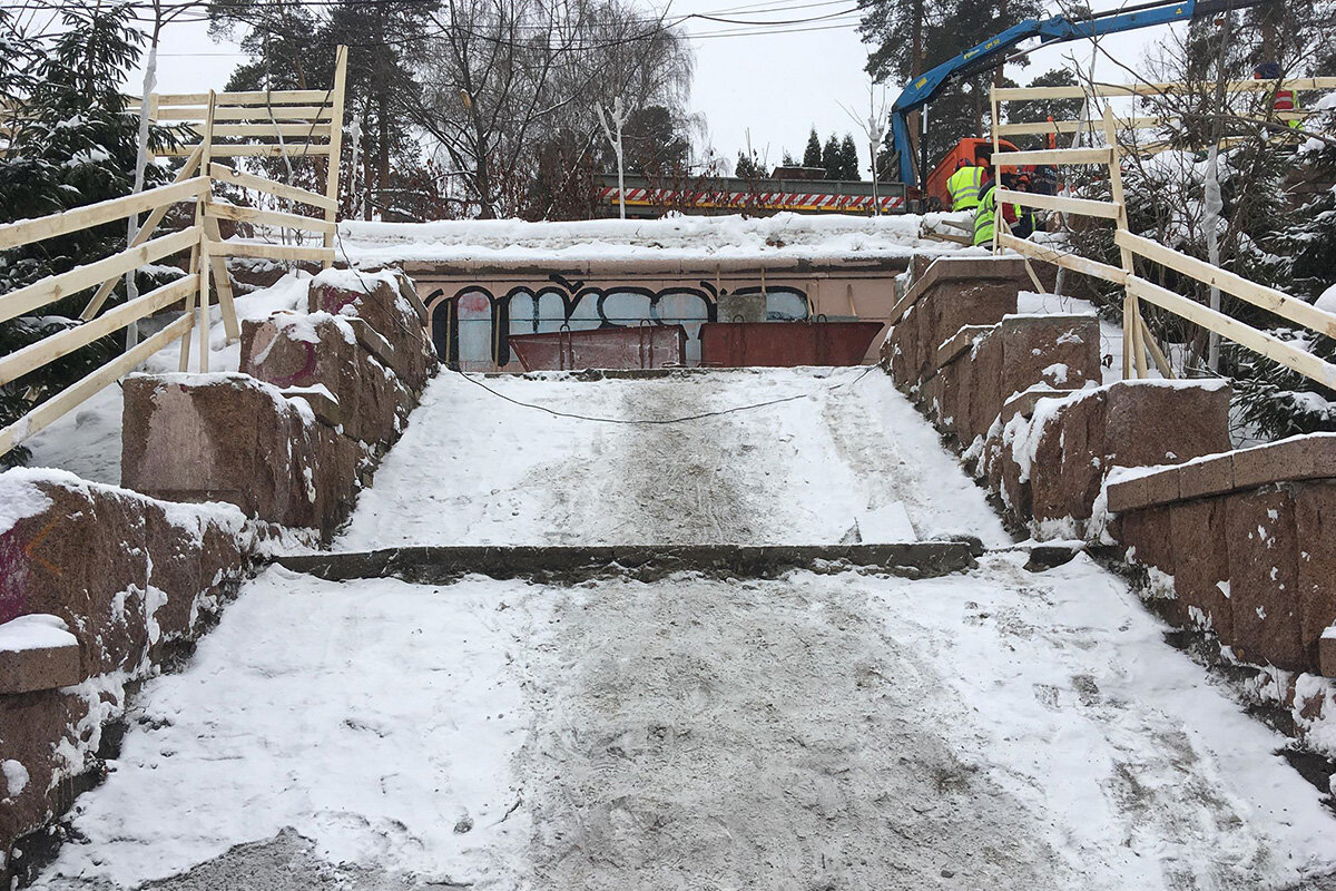 На северо-западе Москвы «Гормост» ломами разрушает старинную пристань |  Daily Storm | Дзен