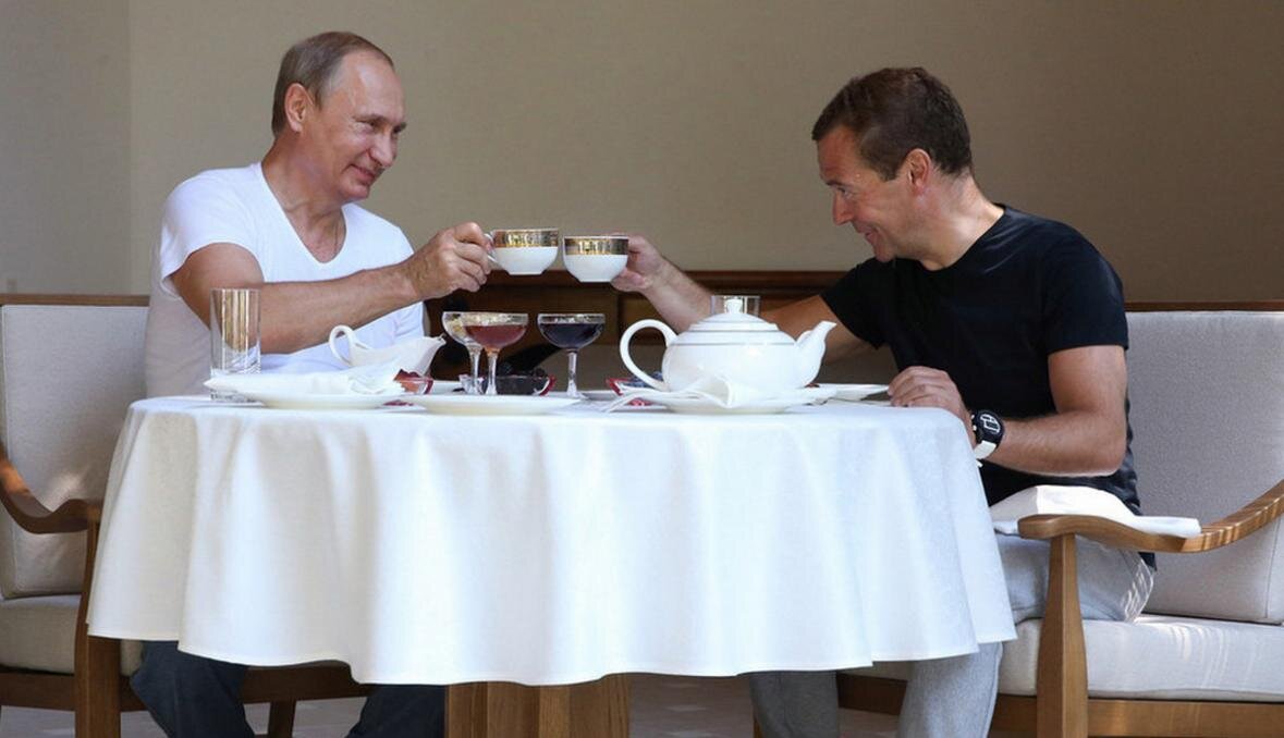 Путин и Медведев чай