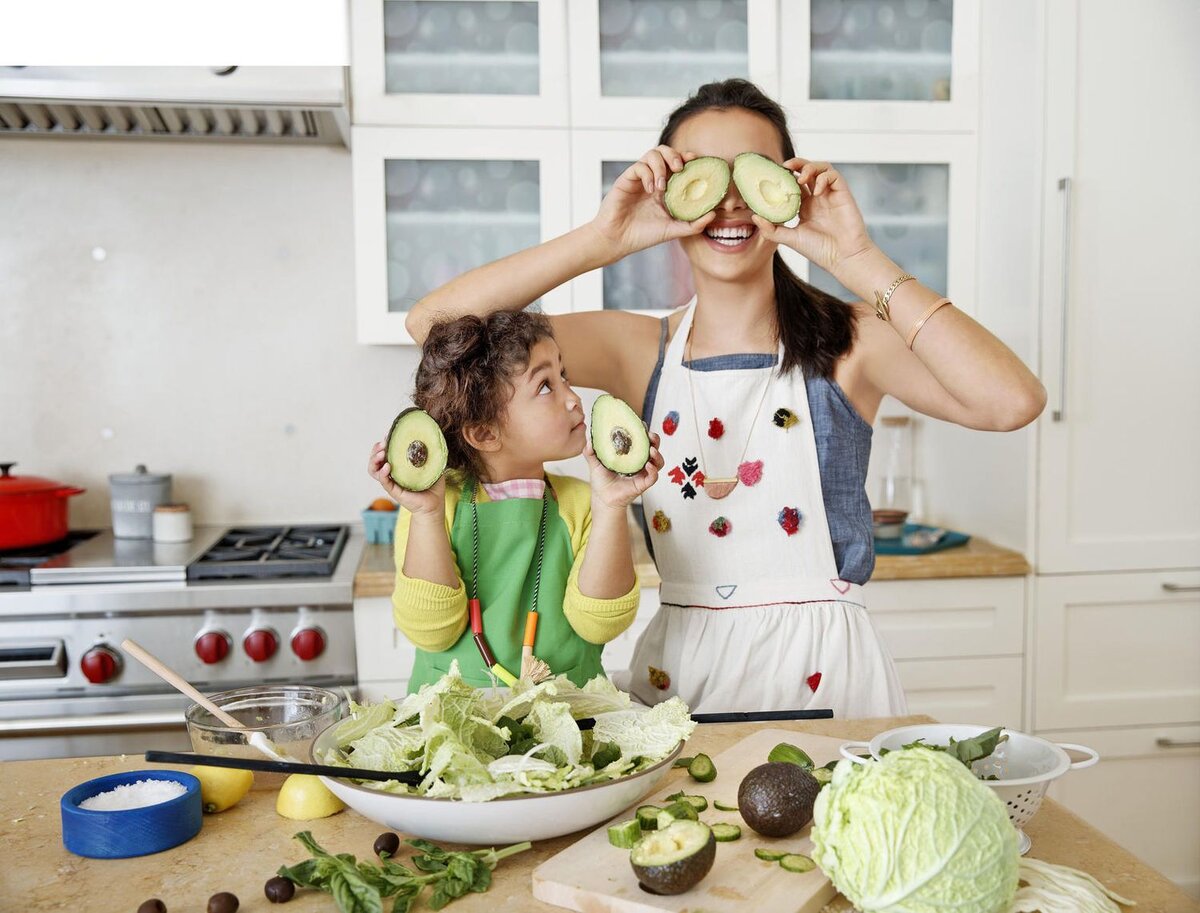 Cook kid. Кухня для детей. Мама с ребенком на кухне. Готовка с детьми. Фотосессия на кухне.