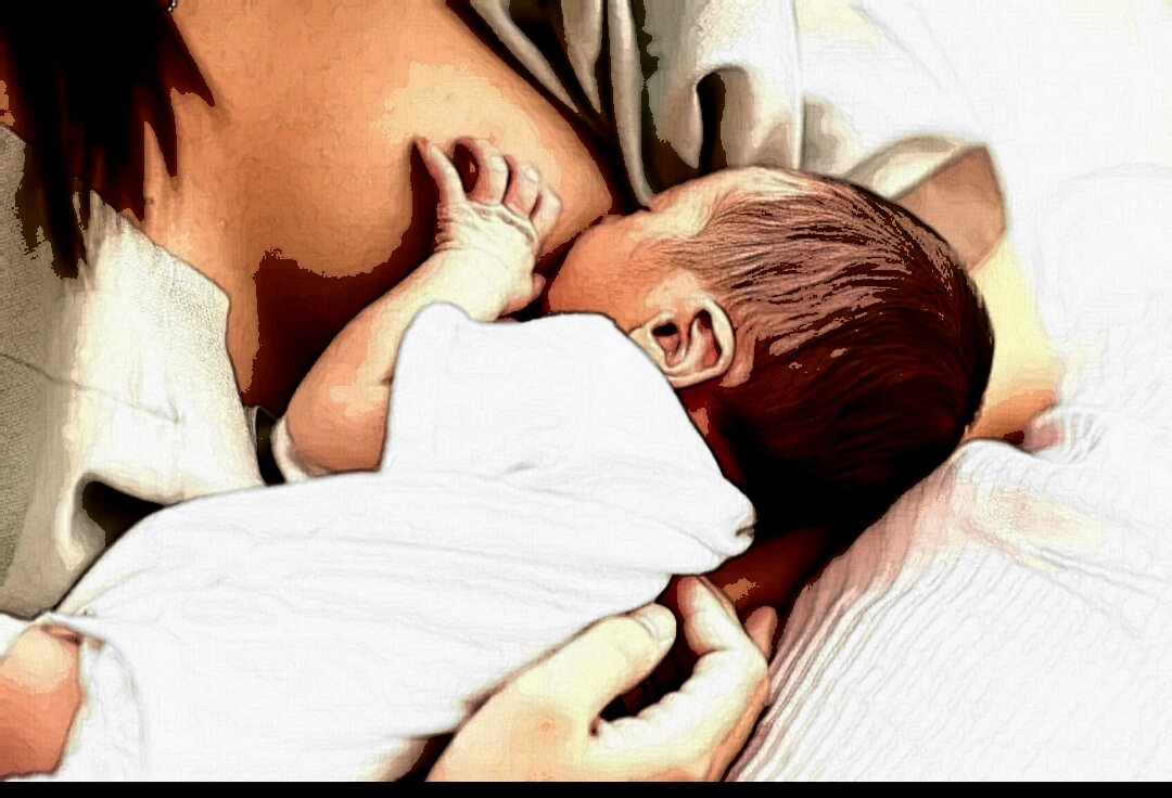 Грудное вскармливание . Грудное молоко-это лучшее и единственное питание,которое природа создала для ребёнка.

Организация процесса кормления грудью

1. Кормление по времени, значительно облегчит ваш с малышом режим.

2. Прикладывать малыша к груди нужно не менее 8 раз в сутки,в том числе и ночью.Помни,что далеко не всегда беспокойство малыша вызвано голодом.Ребёнку может быть холодно, неуютно, страшно и т.д.

3. Захват груди.Чтобы предупредить болезненные трещины сосков, а также обеспечить эффективное сосание (что, в свою очередь, позволит ребенку наедаться, а молоку активно прибывать), необходимо, чтобы захват груди был правильным. Есть некие признаки хорошего захвата, на которые стоит обратить внимание:
Ребенок должен брать в ротик не только сосок, но и участок ареолы радиусом около 2,5 см.
Сверху свободной ареолы должно виднеться больше, чем снизу.
Губки малыша вывернуты наружу (особенно нижняя), угол между ними составляет около 130 градусов, щечки не втянуты, посторонних звуков (кроме глотков) не слышно.
Чтобы добиться качественного прикладывания, иногда нужно помочь малышу. Расположите большой палец на краю ареолы выше соска, а остальные снизу, на расстоянии около 5 см от соска.
Слегка сожмите грудь (как мы сжимаем пышную булку, чтобы удобнее было откусить). Если чуть сильнее надавить большим пальцем, кончик соска приподнимется.
Направьте его к носу малыша и пощекочите его губы нижним краем ареолы. Когда ребенок широко откроет рот, вложите туда грудь, одновременно как бы надевая на нее голову малыша.

4. Продолжительность кормления регулирует сам малыш: не следует отрывать его от груди раньше, чем он отпустит сосок.Если нужно прервать кормление, просто положи мизинец в уголок ротика малыша, и он разожмёт его.

5. Не следует перекладывать ребенка ко второй груди раньше, чем он высосет молоко из первой. Продолжительное сосание одной груди обеспечит полноценную работу кишечника малютки благодаря получению богатого жирами " позднего" молока.

6. Не делайте искусственных ночных перерывов: если ребёнок хочет кушать, не предлагай ему соску или чай, а приложи его к груди.
Чем повредят пустышки и бутылки
Использование сосательных предметов для докорма или успокоения малыша имеет следующие последствия:
Пустышка и бутылка сосутся иначе, чем грудь. Малышу не нужно широко открывать рот и работать язычком, к тому же, с резиновой соской можно не церемониться, жевать ее деснами, к примеру. Поэтому после применения данных предметов в уходе за ребенком у него портится захват груди, о роли которого мы говорили выше.
В результате “путаницы сосков” малыш может и вовсе отказаться от груди в пользу бутылочки. Ее легче сосать, и ребенок может привыкнуть к стабильной скорости потока молока, тогда как из груди оно то бьет фонтаном, то едва сочится.
Отказ от груди в пользу пустышки менее вероятен, но малыш, удовлетворяя свой сосательный рефлекс без помощи маминой груди, в итоге меньше сосет грудь, что приводит к низким прибавкам и недостаточной выработке молока.

7. Перед кормлением поставь рядом с собой стакан воды, чтобы не отвлекаться, если вдруг захочется пить. Устройся поудобнее. На тебе должна быть комфортная свободная одежда.

8. Существует множество различных поз для удобства кормления, подбери более комфотрную для вас двоих.

9. Делай массаж груди сверху вниз надавливающими круговыми движениями из подмышечной области , передвигая пальцы к соску. Затем немного вытяни сосок , придерживая его между указательным и большим пальцами.Наклоняясь вперед,осторожно потряси грудь, чтобы молоко спустилось вниз. Полезно делать массаж в душе рассеянной струёй воды.