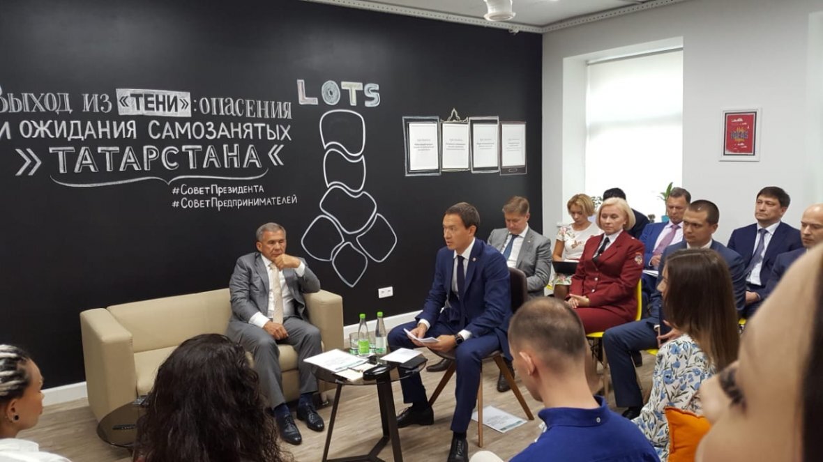 Президент Татарстана Рустам Минниханов на встрече с самозанятыми. Фото с сайта РБК-Татарстан.